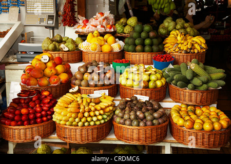 Fruit de la passion, banane, granadilla, Curuba, Banana poka (Passiflora mollissima), fruits au marché, Madeira, Funchal Banque D'Images