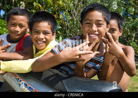 Enfants sur Atiu Îles Cook Banque D'Images