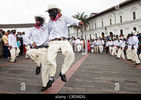 Groupe de danse masculine sur le bord d'un cortège, dimanche sans voitures dans le centre historique de Quito, Equateur, Amérique du Sud Banque D'Images
