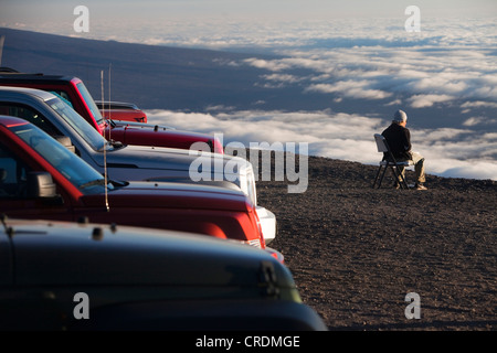 Sur le sommet du volcan Mauna Kea, le NT 4205m, avec des vues au-dessus des nuages, Mauna Kea, Hawaii, USA Banque D'Images