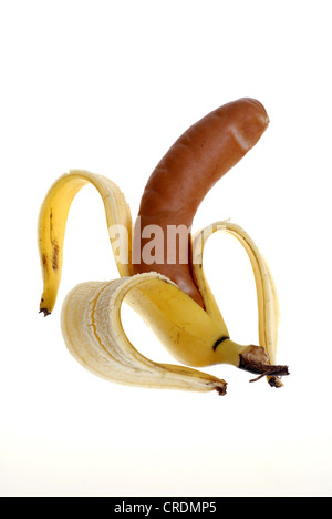 Saucisse dans peau de banane, symbole photo pour gen food Banque D'Images