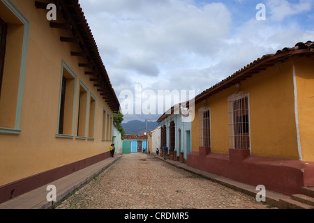 Rue bordée de bâtiments colorés à Trinidad, Cuba Banque D'Images