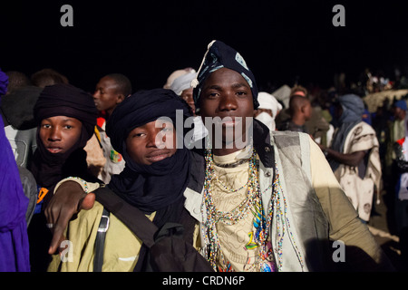 Les personnes participant à la fête de la musique à Tombouctou, Mali, Afrique de l'Ouest. Banque D'Images