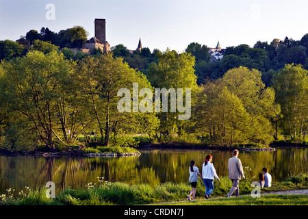 La famille près de la rivière Ruhr Hattingen en regardant vers le château, l'Allemagne, Blankenstein-du-Nord-Westphalie, Ruhr, Hattingen Banque D'Images