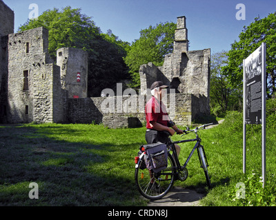 Cycliste au ruines du château de Hardenstein Château près de Muttental Witten-Bommern dans la vallée, l'Allemagne, en Rhénanie du Nord-Westphalie, Ruhr, Witten Banque D'Images