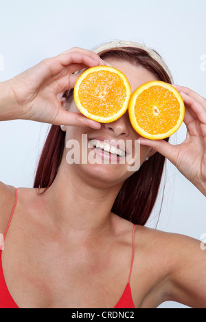 Femme aux yeux orange Banque D'Images