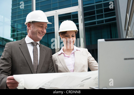 Un homme et une femme, un plan de contrôle de l'architecte de la construction Banque D'Images