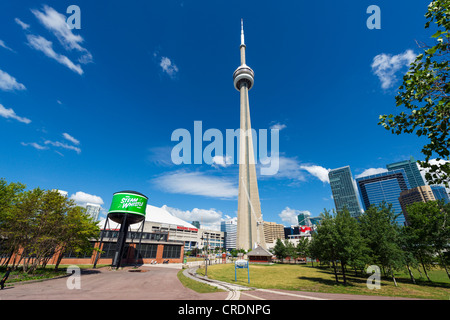 La TOUR DU CN à partir de la Roundhouse Park, Toronto, Ontario, Canada Banque D'Images
