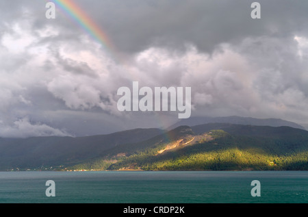 Arc-en-ciel sur fjord Hardanger, Norvège Banque D'Images