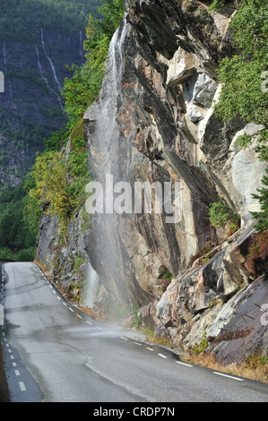 L'injection d'eau une route de montagne après la pluie, le fjord Hardanger, Norvège Banque D'Images