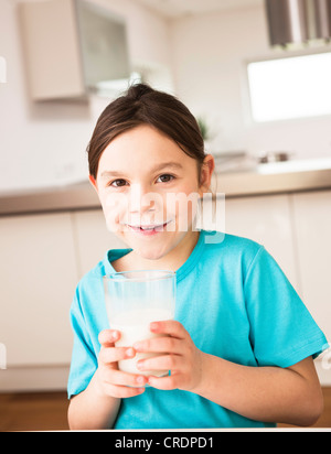 Fille de boire un verre de lait Banque D'Images