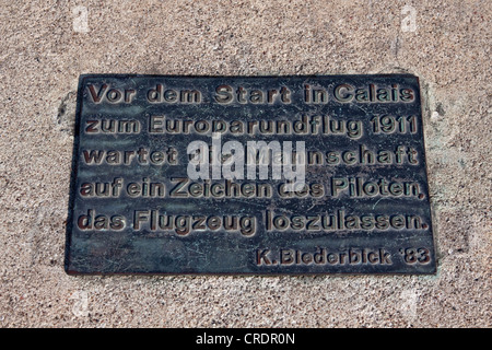 Plaque à une sculpture représentant le départ de Calais pour un vol autour de l'Europe en 1911, par K. Biederbick, 1983, les visiteurs Banque D'Images