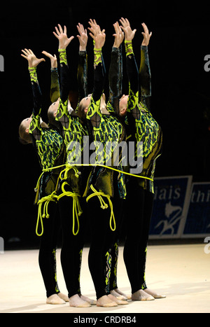 Des femmes faisant la gymnastique rythmique à l'aide de cordes Banque D'Images