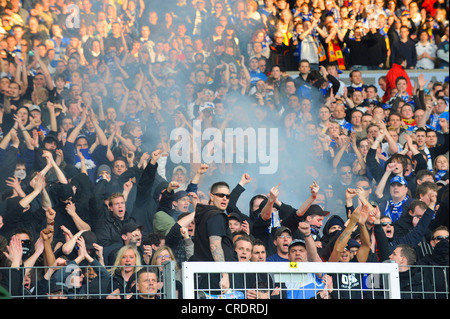 Football, hooligans mettant le feu au stand Banque D'Images