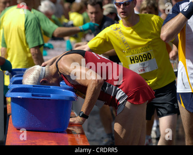 Coureur de marathon, le refroidissement de la tête du réservoir d'eau Banque D'Images