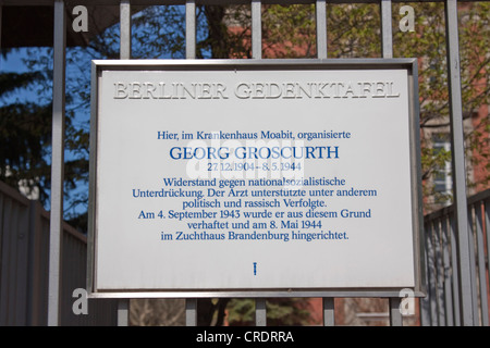 Plaque commémorative à l'ancien hôpital Moabit pour Georg Groscurth, 1904-1944, médecin allemand et combattant de la résistance contre Banque D'Images