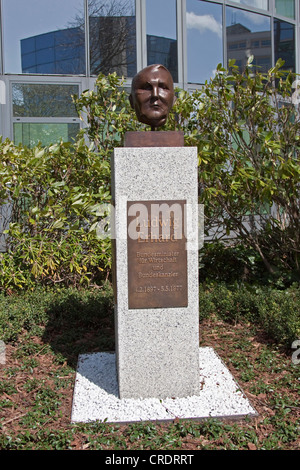 Monument, buste, Ludwig Erhard, Chancelier, Strasse der Erinnerung route du souvenir devant le ministère fédéral de la Banque D'Images