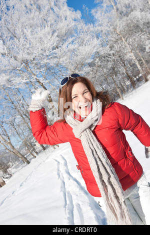 Woman throwing snow dans l'air Banque D'Images