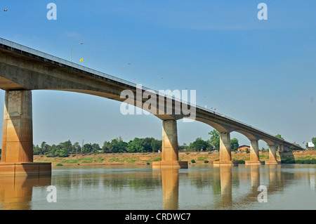 Pont de l'Amitié lao-thaïlandaise, 1774m, sur le Mékong reliant la Thaïlande avec le Laos, Nong Khai, Thaïlande, Asie, PublicGround Banque D'Images