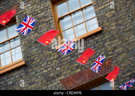 Union Jack flag bunting et chinois. Chinatown, Londres, Angleterre Banque D'Images