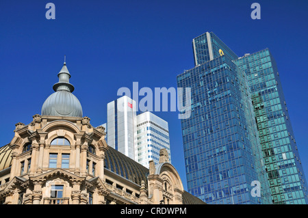 Bâtiment historique en face de la tour de siège de la Dresdner Bank, Silberturm, Frankfurt am Main, Hesse, PublicGround Banque D'Images