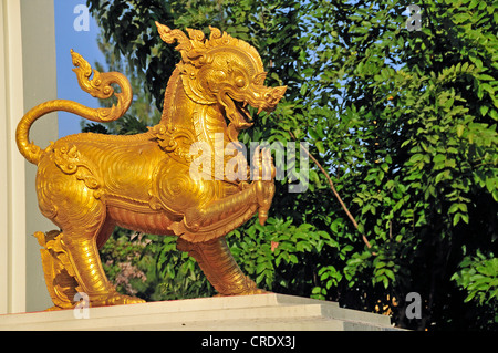 Lion doré, Singha, un tuteur figure à l'entrée du temple de Wat Pho Chai, Nong Khai, Thaïlande, Asie, PublicGround Banque D'Images
