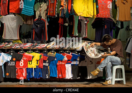 Vendeur dans le quartier chinois lire un journal, de la Malaisie, Kuala Lumpur Banque D'Images