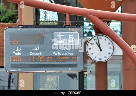 Signe de l'information et de l'horloge, de la gare de Meknès, Maroc, Afrique, PublicGround Banque D'Images