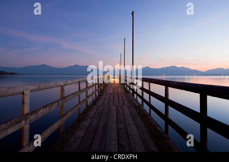 Jetée à Grabenstätt sur lac de Chiemsee donnant sur les Alpes de Chiemgau au crépuscule, Alpes bavaroises, Bavière, Allemagne, Europe, PublicGround Banque D'Images