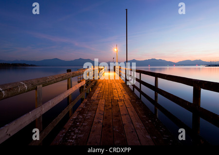 Jetée à Grabenstätt sur lac de Chiemsee donnant sur les Alpes de Chiemgau au crépuscule, Alpes bavaroises, Bavière, Allemagne, Europe, PublicGround Banque D'Images