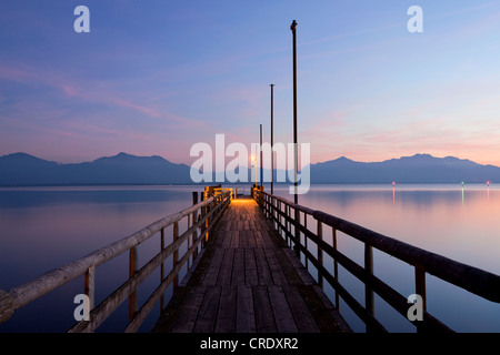 Jetée à Grabenstätt sur lac de Chiemsee donnant sur les Alpes de Chiemgau au crépuscule, Alpes bavaroises, Bavière, Allemagne, Europe, PublicGround Banque D'Images