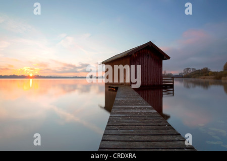 Avec Sunrise lodge de pêche et de brume du matin près de Rimsting sur lac de Chiemsee, en Bavière, Allemagne, Europe, PublicGround Banque D'Images