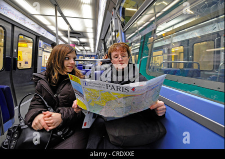 Les touristes dans le métro, Paris, France Banque D'Images