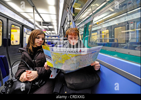 Les touristes dans le métro, Paris, France Banque D'Images