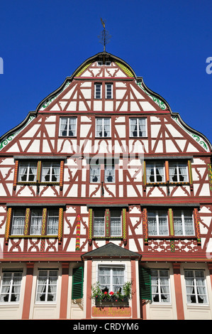 Maison à colombages sur la place du marché de Bernkastel-Kues, Rhénanie-Palatinat, Allemagne, Europe Banque D'Images