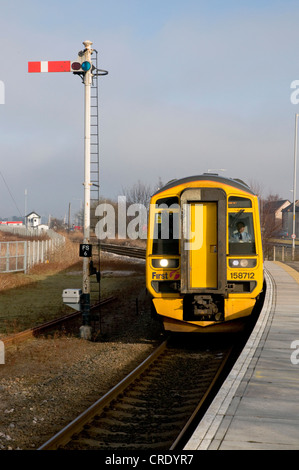 Diesel 158 classe no158701, et à l'approche de la gare d'Aviemore, Royaume-Uni, Ecosse, Highlands Banque D'Images