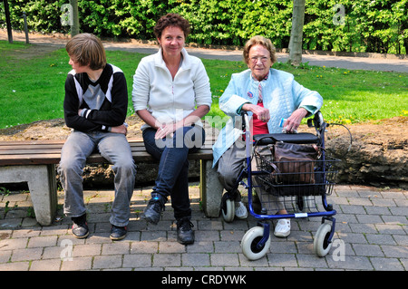Trois générations, grand-mère, la mère et le fils assis sur un banc, l'Allemagne, de l'Europe Banque D'Images