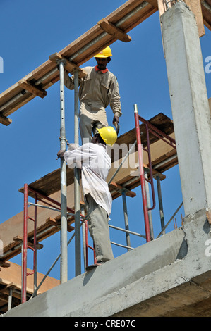 Site de construction de la nouvelle gare routière, scaffolders, constructeurs, Galle, au Sri Lanka, à Ceylan, en Asie du Sud, Asie Banque D'Images