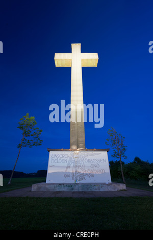 Croix du souvenir au cours de l'heure bleue sur une montagne près de Titisee-Neustadt dans la Forêt-Noire, Bade-Wurtemberg, PublicGround Banque D'Images