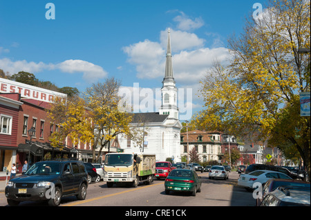 Rue principale dans le centre-ville avec une église blanche, Montpelier, Vermont, New England, USA, Amérique du Nord, Amérique Banque D'Images