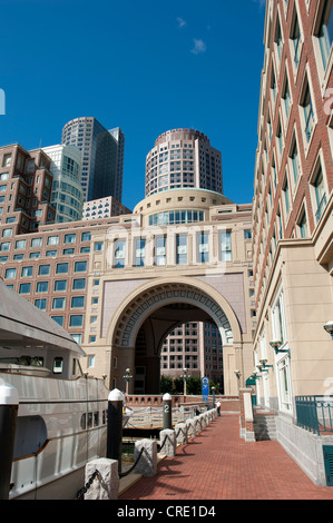 Hautes tours, du quartier financier, grande porte à Rowes Wharf, zone de loisirs Harborwalk, Boston, Massachusetts, New England, USA Banque D'Images