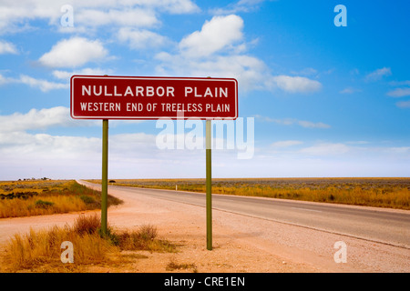 Inscrivez-vous sur plaine du Nullarbor, Australie Western Fin de plaine sans arbres Banque D'Images