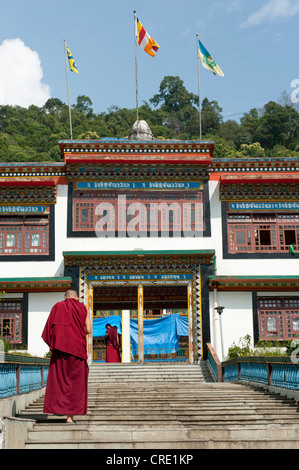 Le bouddhisme tibétain, la lignée Karma-Kagyu, moine à monter un escalier, Lingdum Gompa monastère près de Gangtok, Sikkim, Himalaya, Inde Banque D'Images