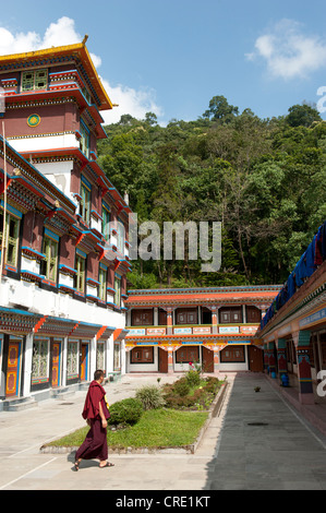 Le bouddhisme tibétain, la lignée Karma-Kagyu, moine de marcher dans la cour, Lingdum Gompa monastère près de Gangtok, Sikkim, Himalaya Banque D'Images