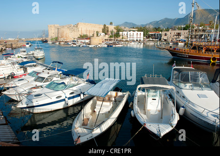 Bateaux à moteur dans le vieux port avec la forteresse, Girne, Kyrenia, République turque de Chypre du Nord, Chypre, Europe Banque D'Images