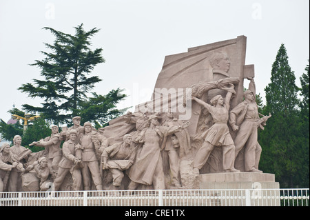 Monument en pierre de communiste, les gens avec le drapeau de Mao Zedong, la Place Tiananmen, la Place Tiananmen, à Beijing Banque D'Images