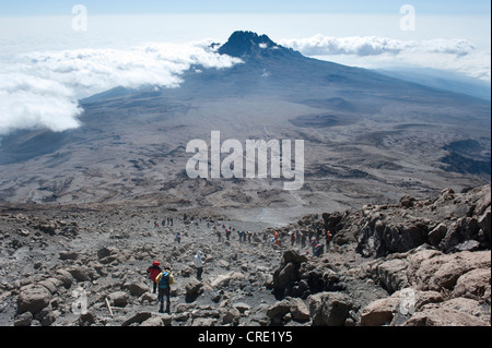 Trekking, randonnées, vue depuis le bord du cratère en direction de grimpeurs en descendant vers Kibo Hut à la selle, dans le Kibo Banque D'Images