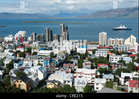 Vue sur la ville de la tour de l'église Hallgrímskirkja, centre-ville, Reykjavik, Islande, Scandinavie, Europe du Nord, Europe Banque D'Images