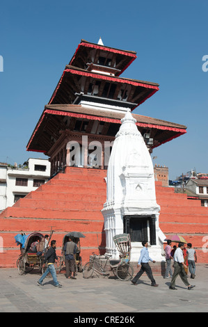 L'hindouisme, trois étages pagode népalaise, l'architecture du temple de Shiva, Newar Maju Deval, blanc, Shikhara Durbar Square avec Banque D'Images