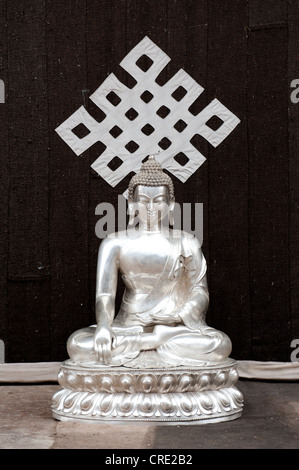 Le bouddhisme tibétain, statue du Bouddha en argent, symbole de l'Endless Knot ou noeud éternel, Temple de Jokhang, à Lhassa, Tibet, Himalaya Banque D'Images